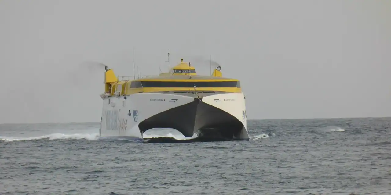 フェリーと島間便